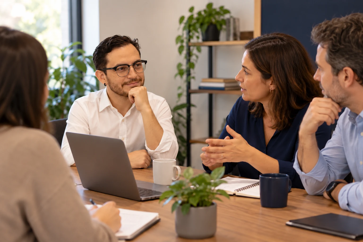 Illustrative scene of Ricardo in a working meeting with three participants.